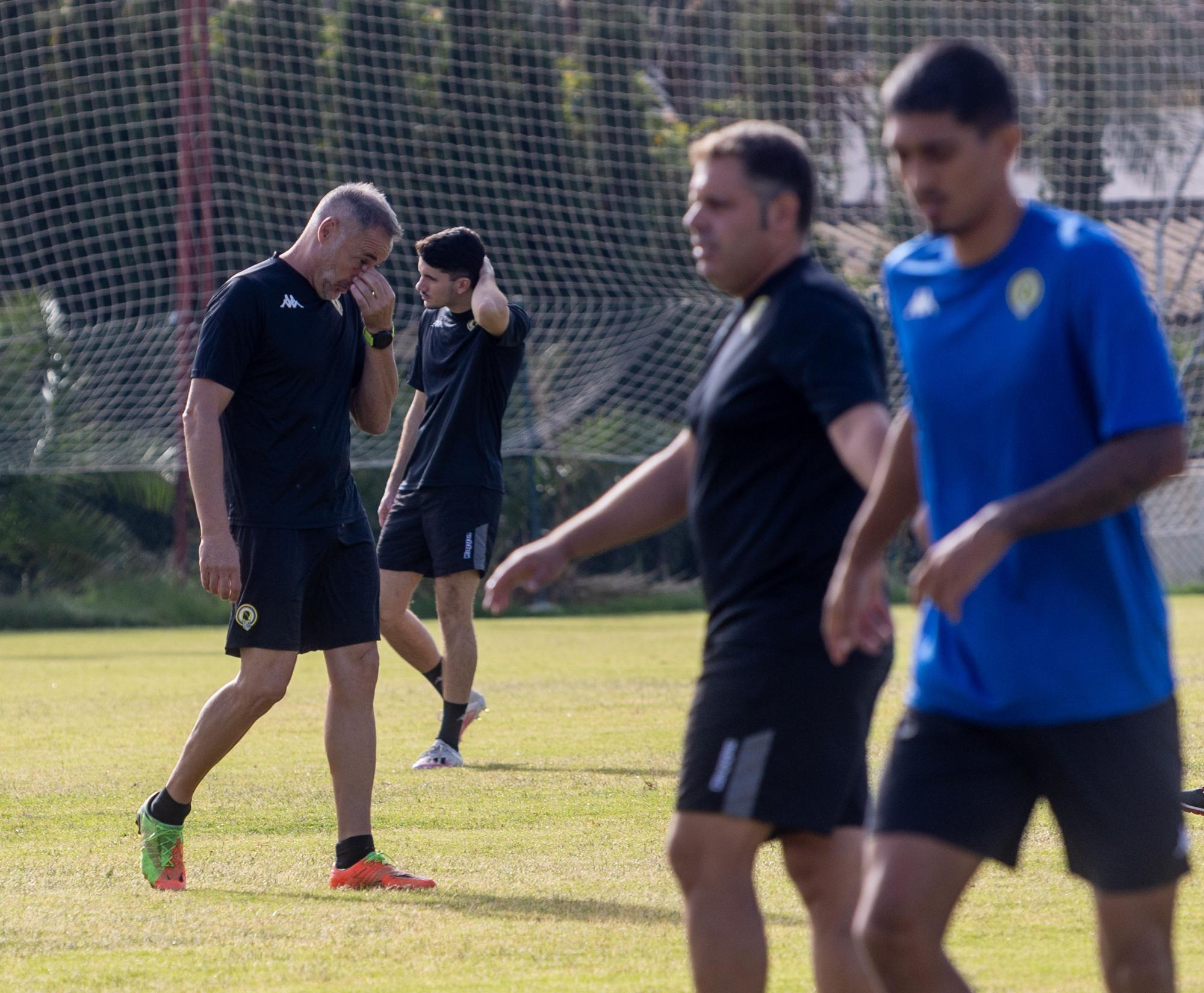 El técnico Ángel Rodríguez y César Moreno se cruzan en el entrenamiento.
