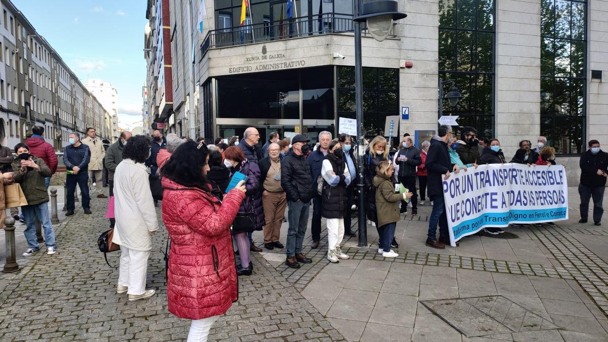 Usuarios de la línea de autobús Ferrol-A Coruña durante la protesta organizada ayer.