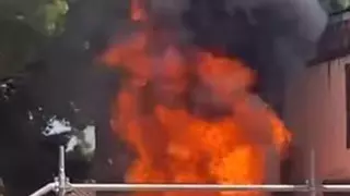 Arde un solar con material muy inflamable junto a un colegio de Cartagena