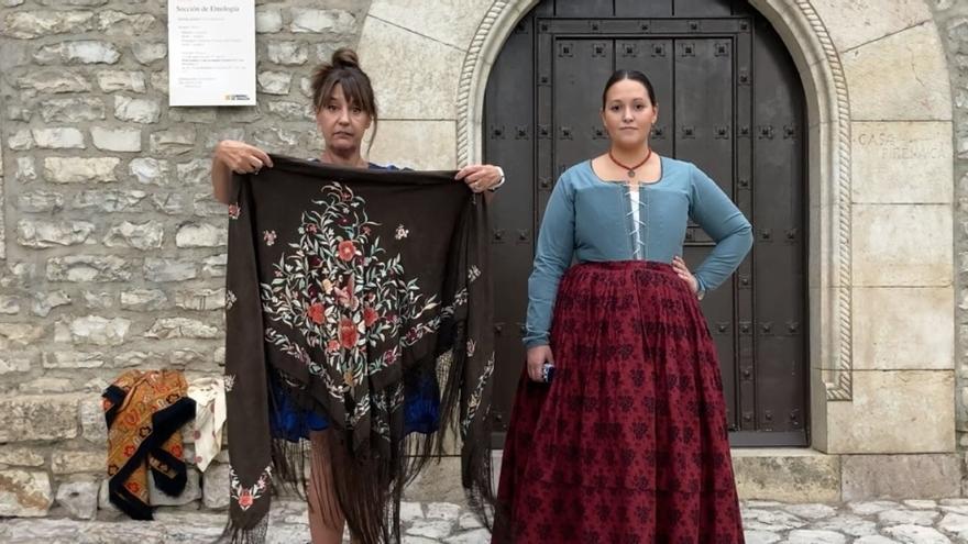 Así se pone el mantón de seda para la Ofrenda de Flores