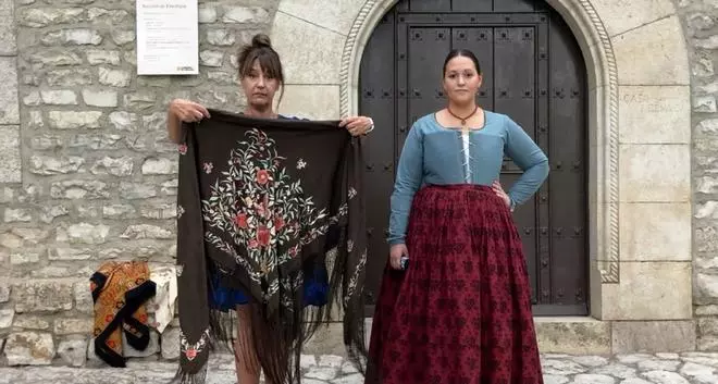 Así se pone el mantón de seda para la Ofrenda de Flores