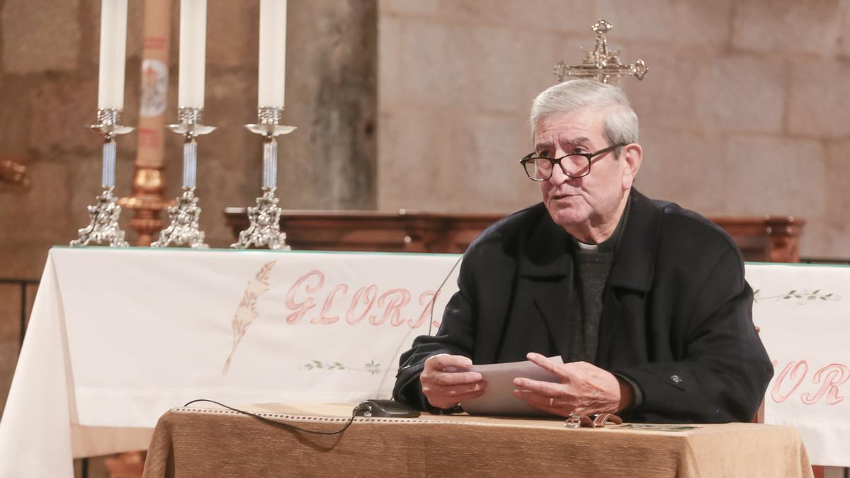 El sacerdote Antonio Bellido durante el pregón. ayer.