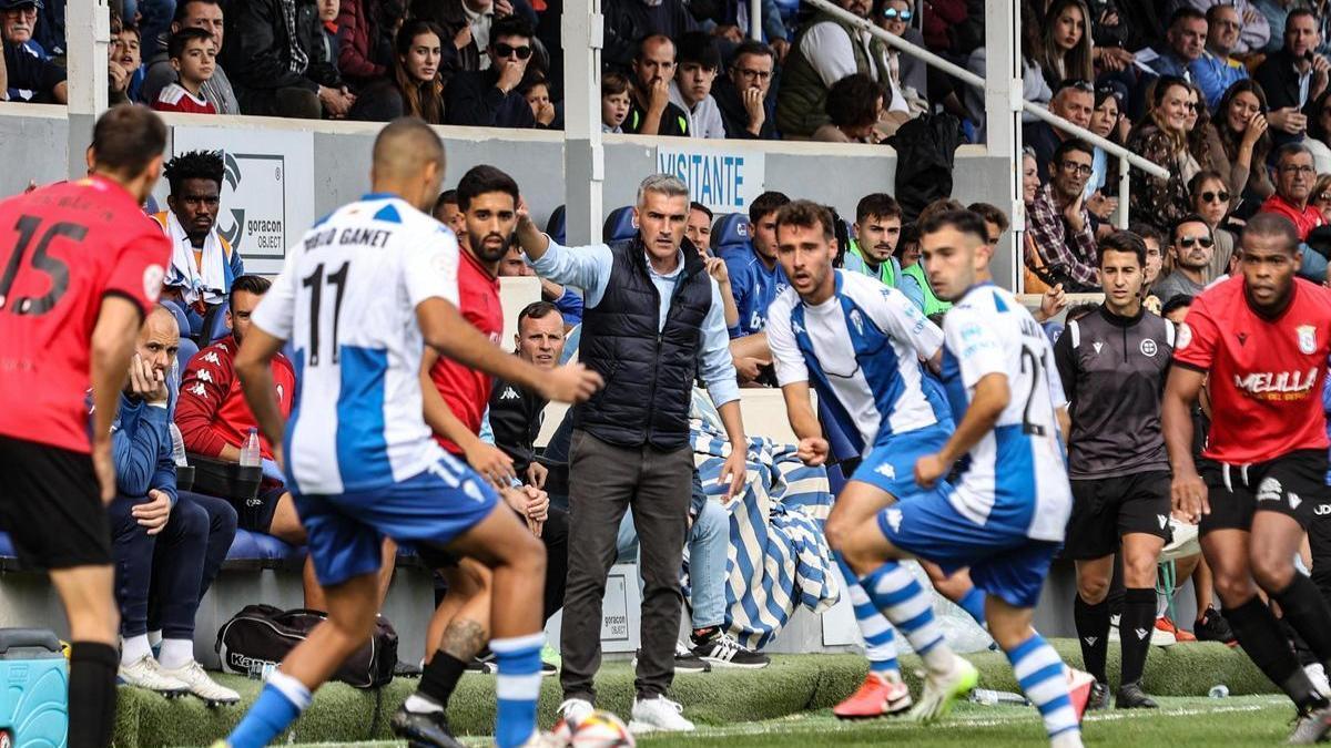 Vicente Parras en la zona técnica durante el partido que les enfrentaba al UD Melilla