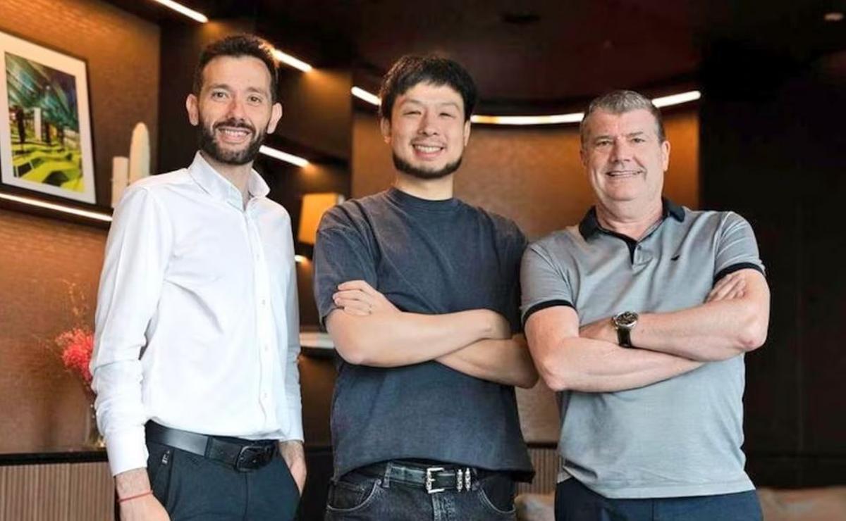 La fotografía de finales de mayo de 2025 en Singapur: Corberán, Kiat Lim, presidente, y Gourlay