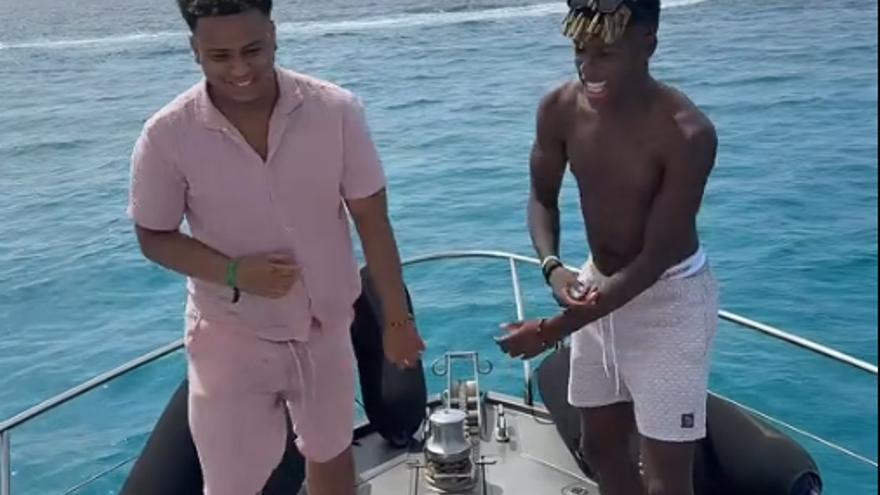 Nico Williams, en un yate en Ibiza.