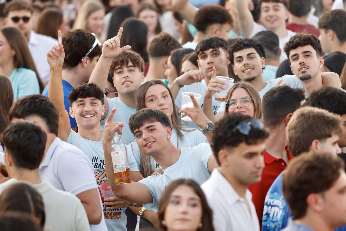 El botellón vuelve a tomar el Balcón del Guadalquivir en Córdoba el miércoles de Feria