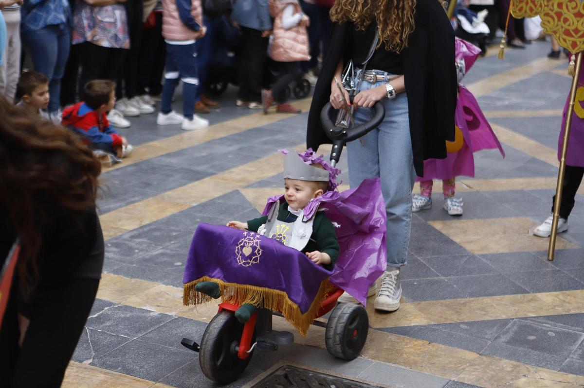 Un niño participando en la Procesión de Papel del año pasado.