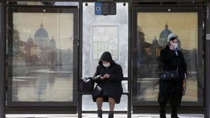 St. Petersburg (Russian Federation), 07/04/2020.- Women with a protective face masks seen in a bus-stop in St. Petersburg, Russia, 07 April 2020. Russian authorities have extended the national lockdown with stay-at-home orders until the end of April in a bid to quell the spread of the COVID-19. (Rusia, San Petersburgo) EFE/EPA/ANATOLY MALTSEV