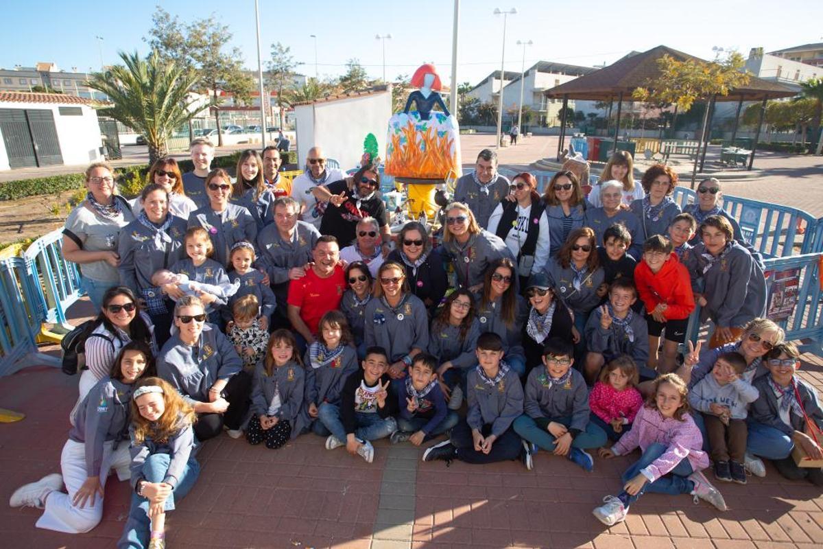 Algunos integrantes de la "falla" de Canet, con su monumento.