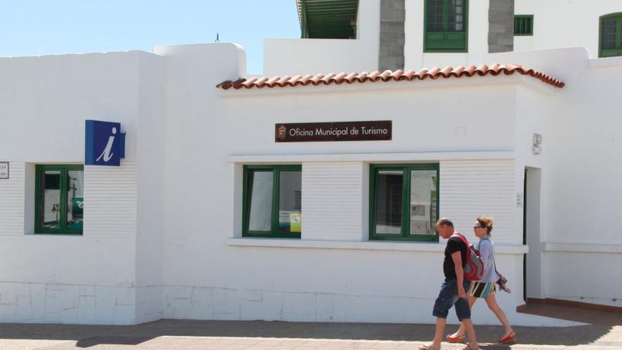 La oficina de Turismo de Playa Blanca acoge la exposición de fotos del puerto