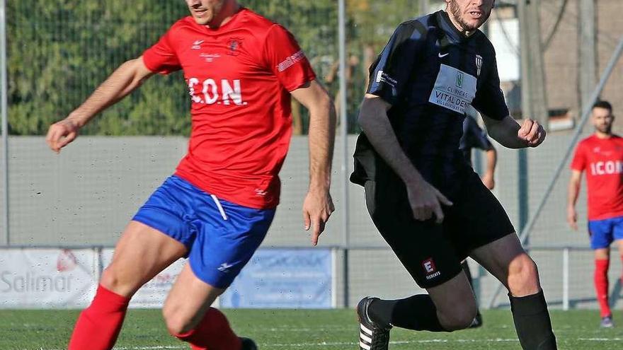 Jónatan, autor del tanto del triunfo, en una acción en el partido en Santa Mariña. // Marta G. Brea