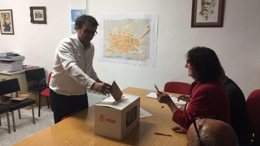 Tomás del Bien votando en Toro