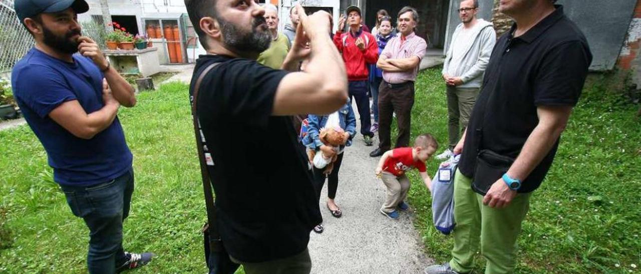 Un instante de la visita al patio interior del plató de Idendeaf, sito en la calle Gradín de A Estrada. // Bernabé / Víctor Espiño