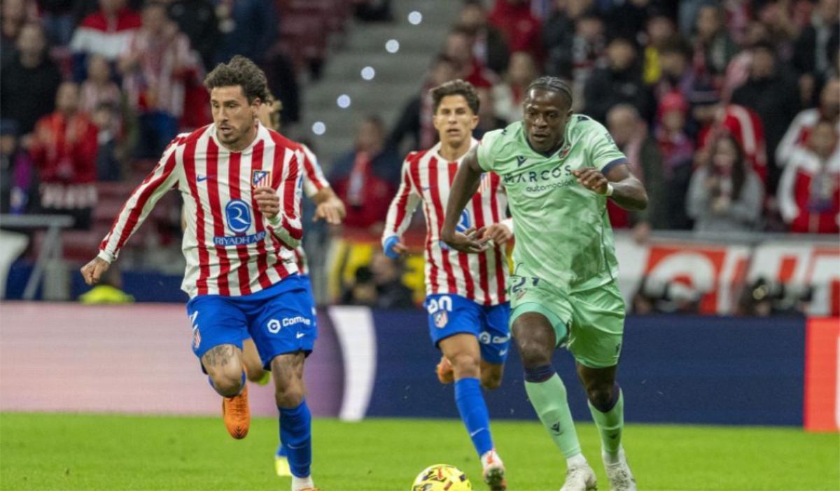 Etta Eyong pugnando un balón ante Giménez en el Metropolitano