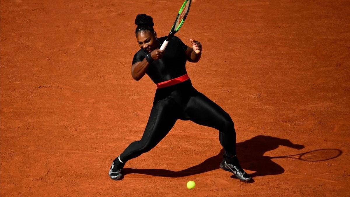 Serena Williams, en Roland Garros, con un vestido que favorecía la circulación tras ser mamá.