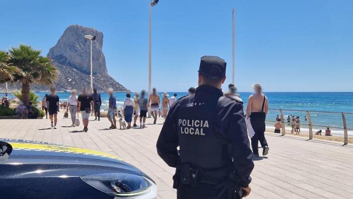 Un agente de la Policía Local en el paseo marítimo de Calp.