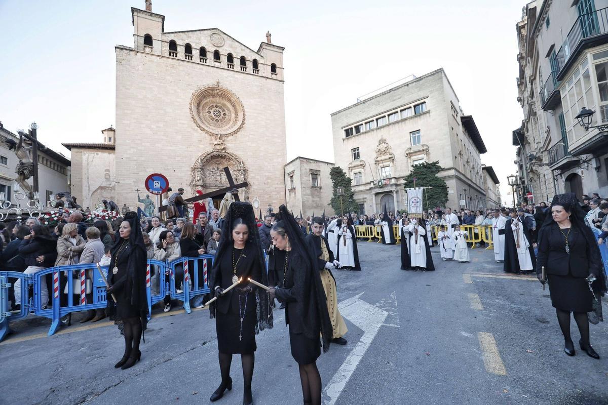 El Sant Enterrament concluye las procesiones en Palma