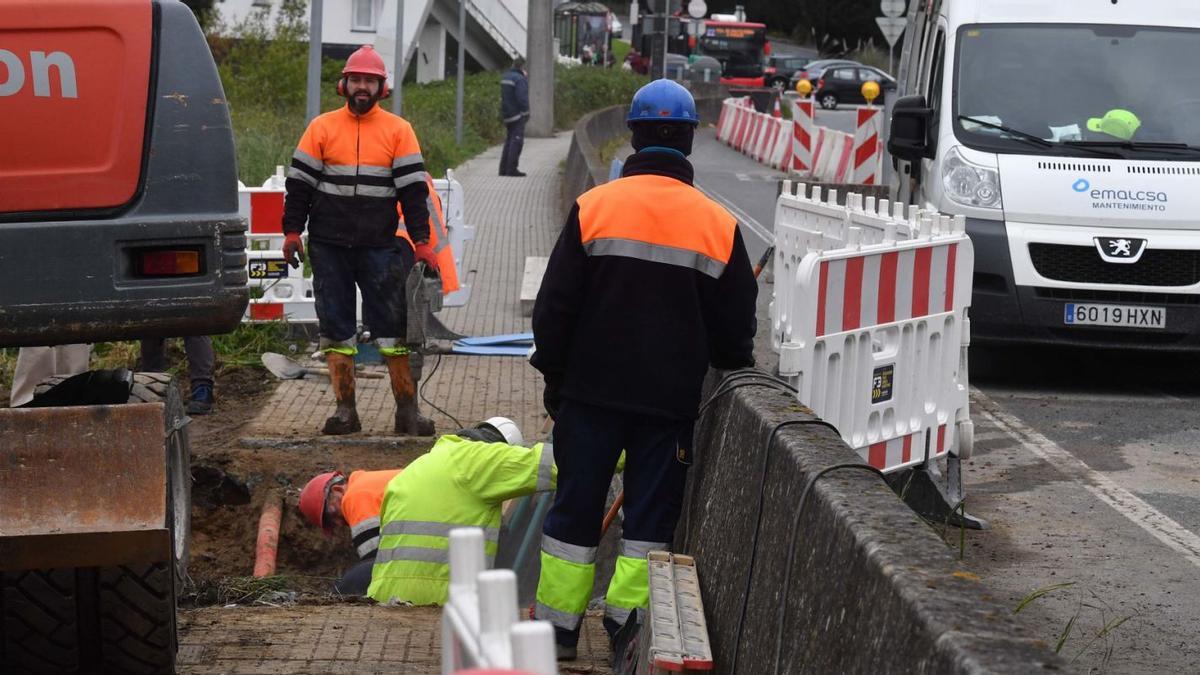 Trabajadores de Emalcsa reparan una fuga de agua.