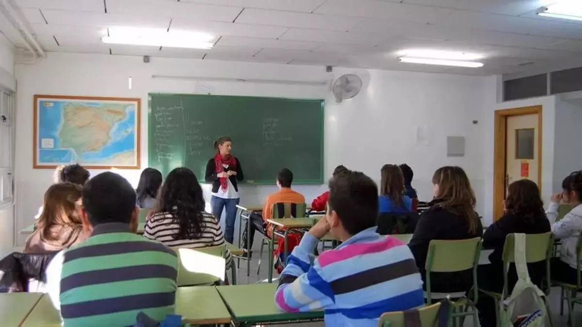 Una docente imparte clase a alumnos de Secundaria.