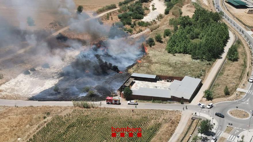 El foc a la zona on ha començat a Vilatenim, a Figueres.