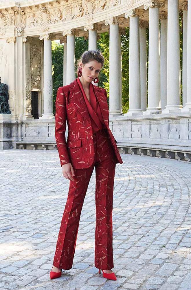 Traje de chaqueta rojo con toques dorados de Lola Li