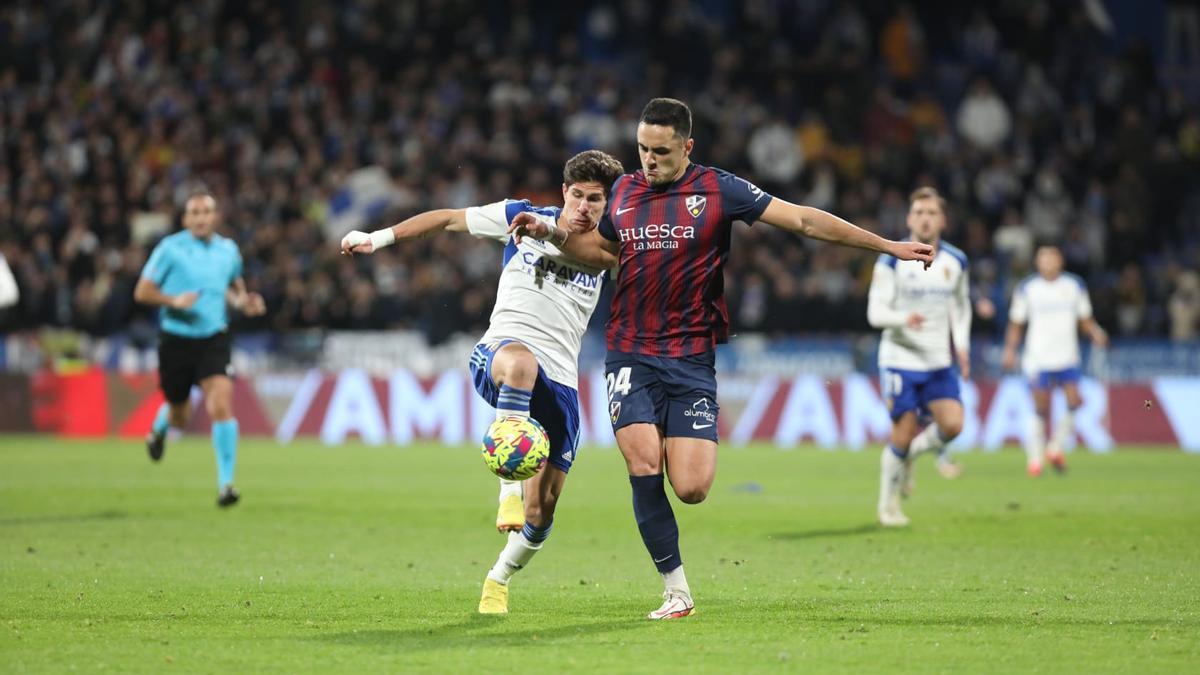 Rubén Pulido pelea con Giuliano un balón dividido