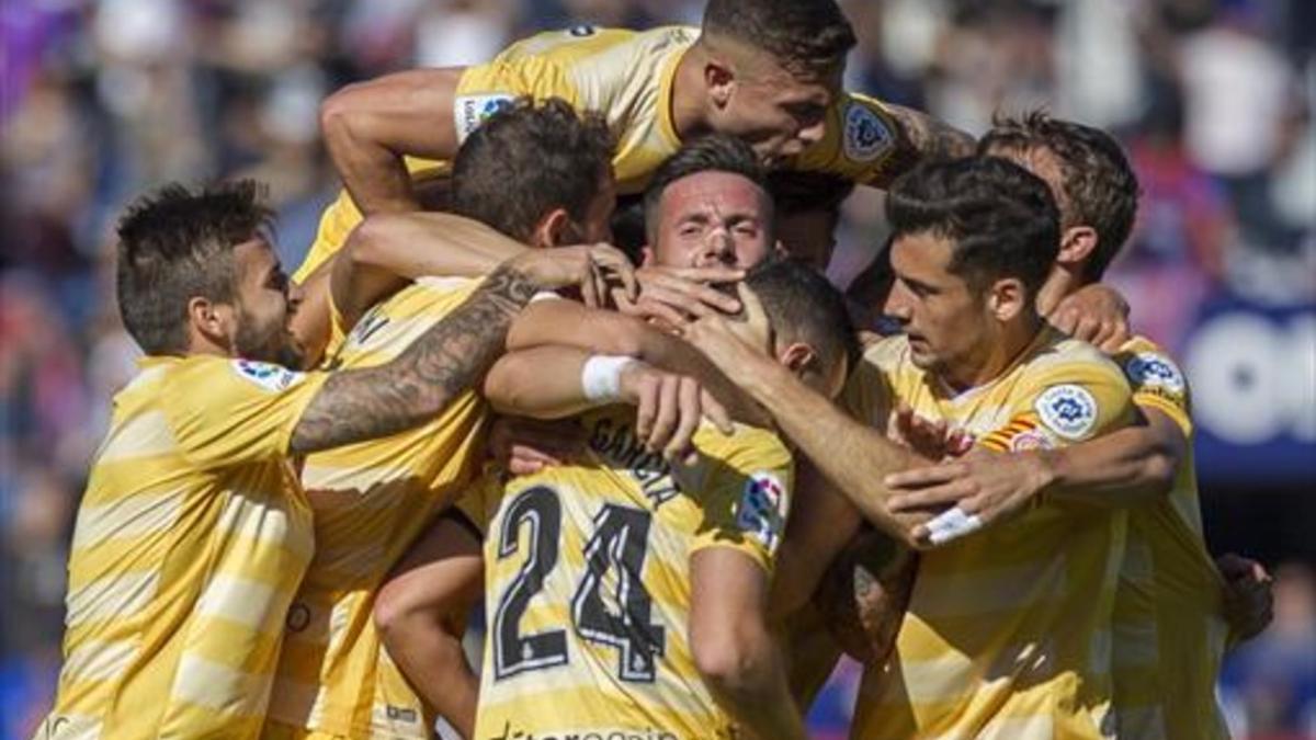 Los jugadores del Girona celebran uno de los goles al Levante, ayer en el Ciutat de València.