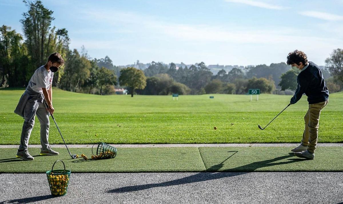 Escolares en clases de la escuela municipal de golf en Xaz. |   // L.O.
