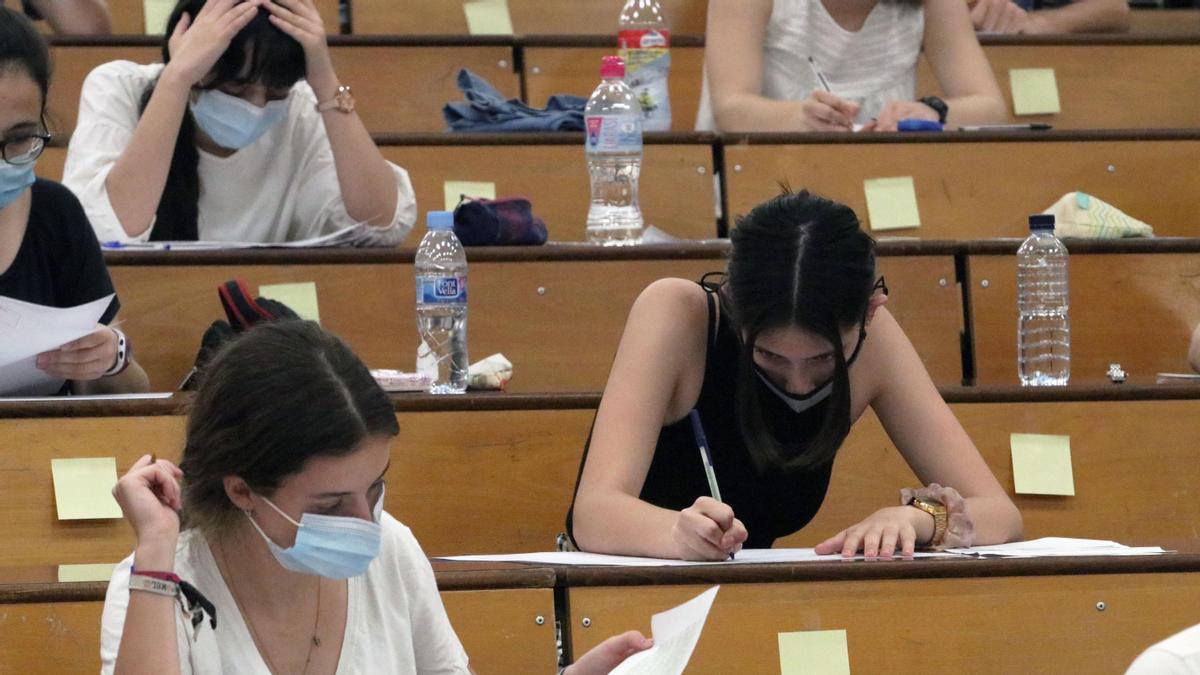 Estudiantes en un examen de Selectividad.