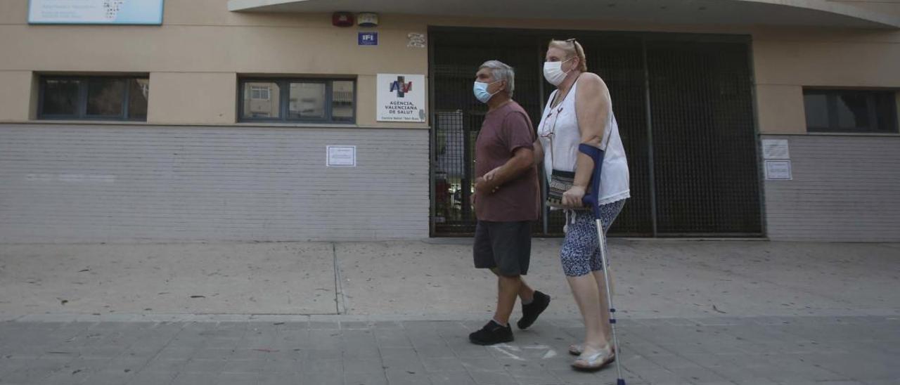 Dos vecinos pasean delante de un centro de salud de la provincia