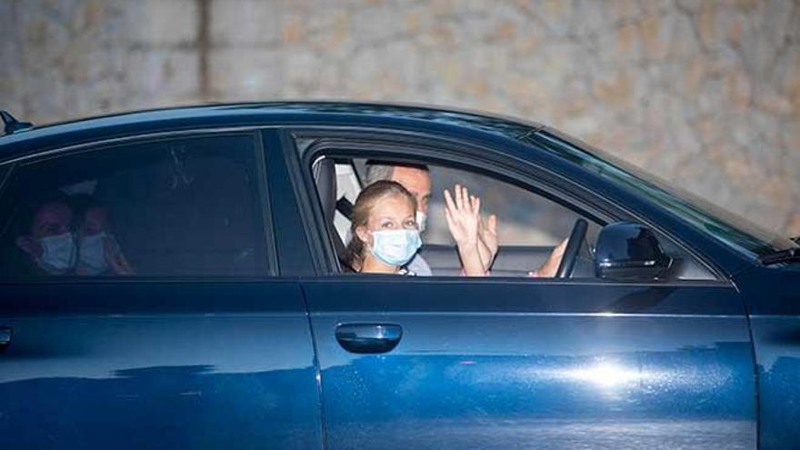 La princesa Leonor, ayer junto a su padre, entrando en Marivent.