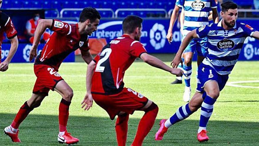 El exoviedista Borja Valle, ante tres jugadores del Rayo.