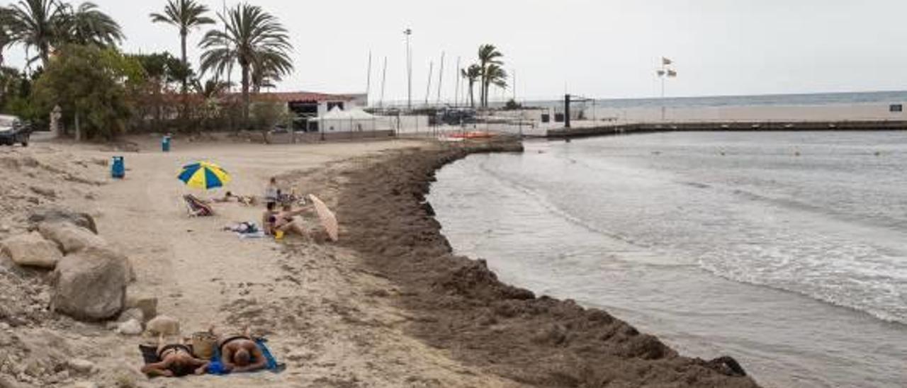 Imagen de la cala del Tiro de Pichón de Alicante repleta de altas a consecuencia del temporal