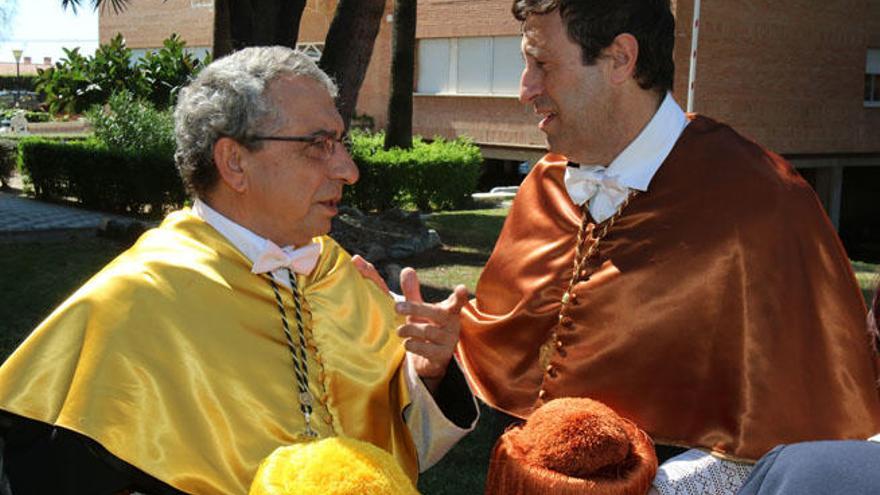 José Ángel Narváez y Ernesto Pimentel conversan antes del acto de inauguración del curso.