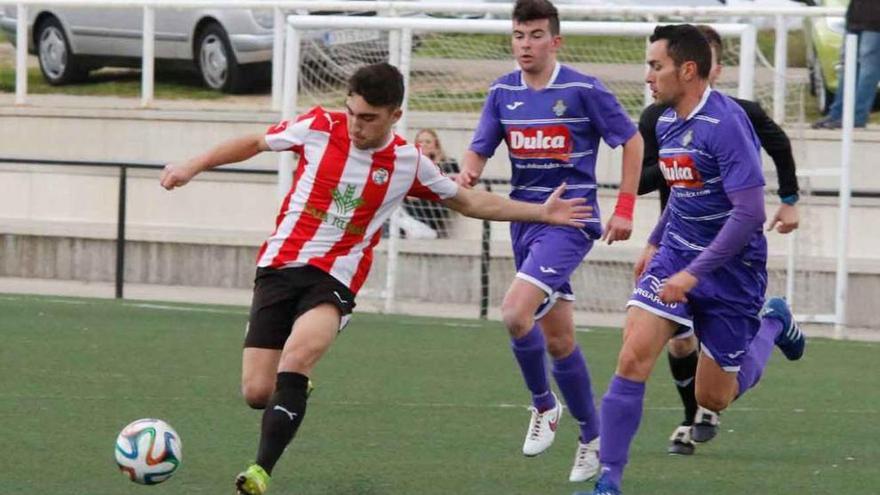 Un zamorano se dispone a golpear el balón ayer en el partido frente al Peñaranda de Bracamonte.