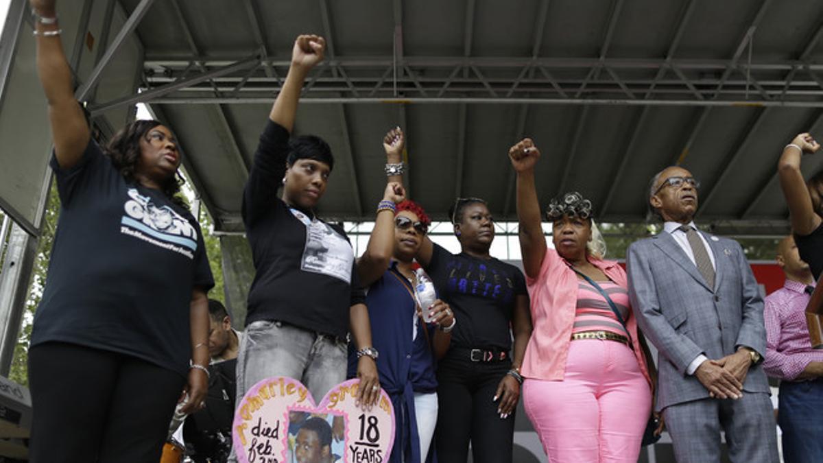 La madre de Michael Brown, en el centro de la imagen, en unas protestas antiracistas este sábado en Nueva York.