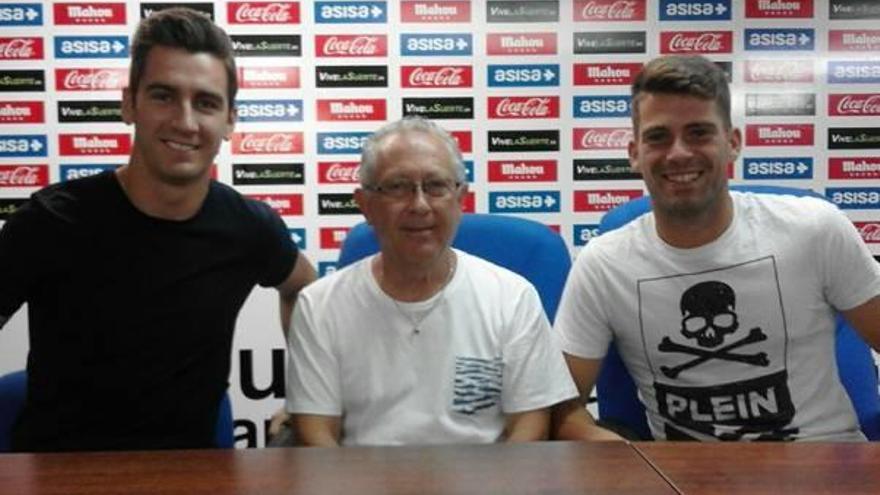 Ruiz, ayer, entre Andrés Prieto (Espanyol) e Iván Buigues.