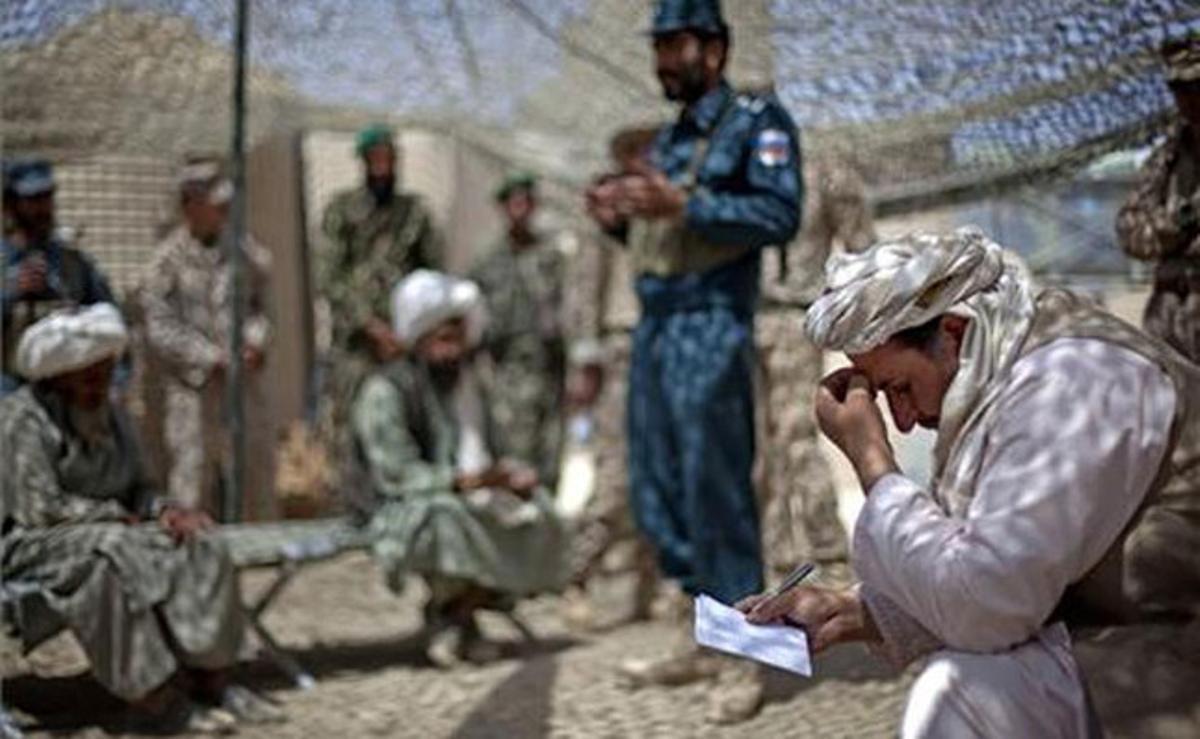 En primer pla Said Murad, governador del districte de Zad, durant una xura amb altres caps locals a la base de la Marina dels EUA Salaam Basar, situada a la província de Helmand (Afganistan).