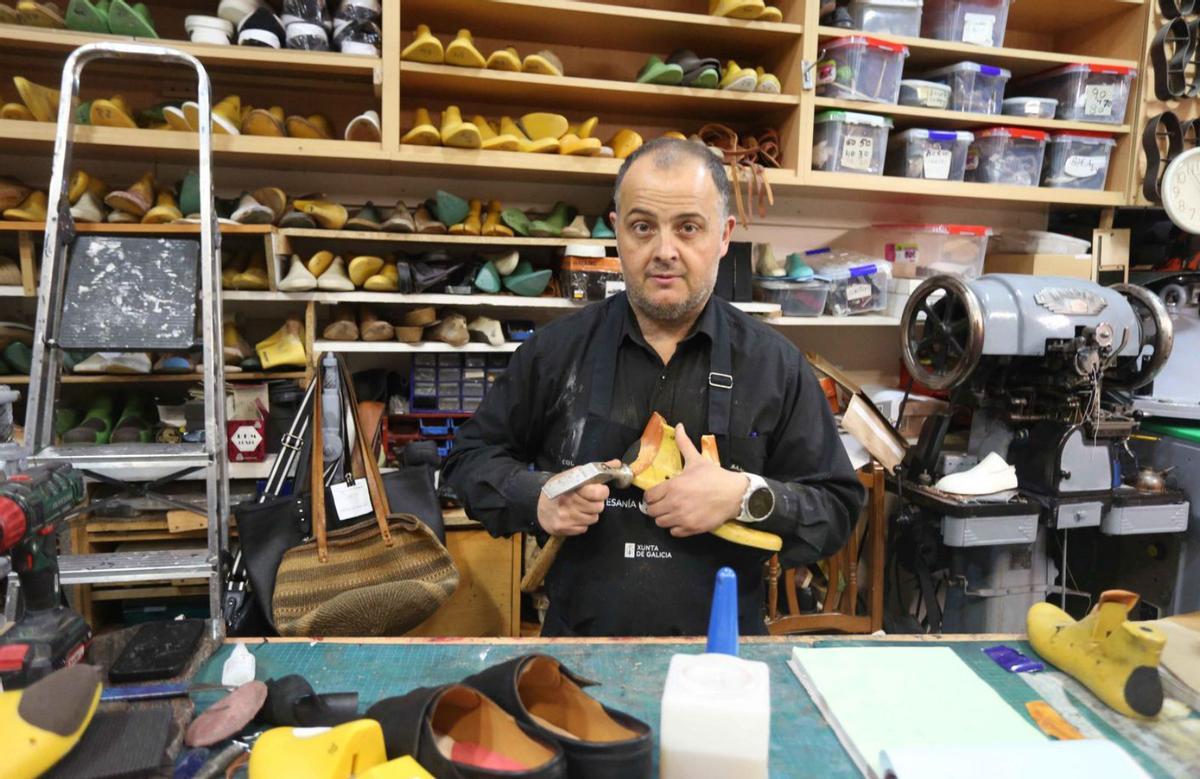 Marcelo Rodríguez, en su tienda de A Coruña. A la derecha, Pedroche con los zapatos de pino.  | // I. LÓPEZ / EFE 