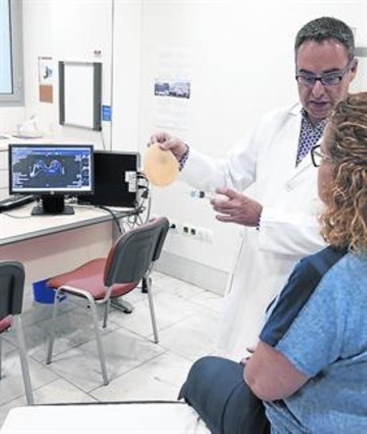 NOVES TÈCNIQUES.El doctor Jaume Masià, amb una pacient a la seva consulta de l’Hospital de la Santa Creu i Sant Pau.