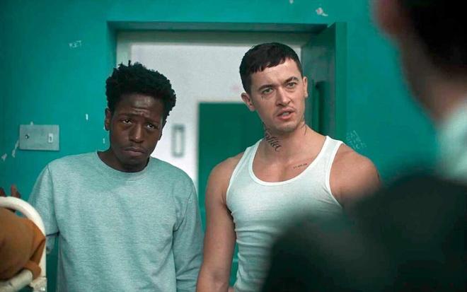 Crítica de 'Hombres de acero': una descripción dura y realista de la vida en un presidio británico, con las luchas de poder y de mera supervivencia