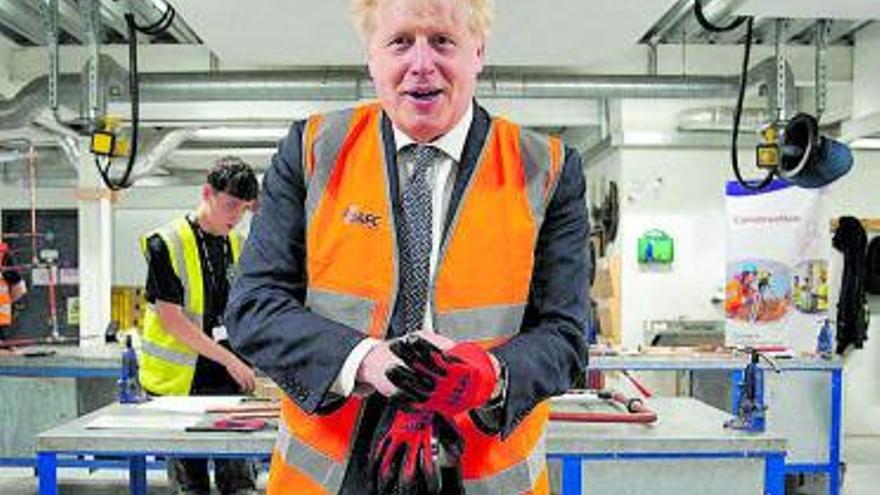 Boris Johnson en una visita a una empresa | REUTERS