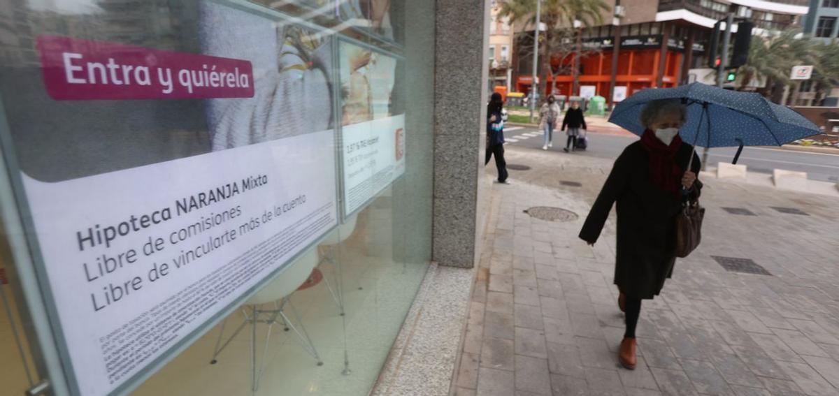 Un cartel anuncia la oferta de hipotecas de una entidad en Alicante. | Jose Navarro