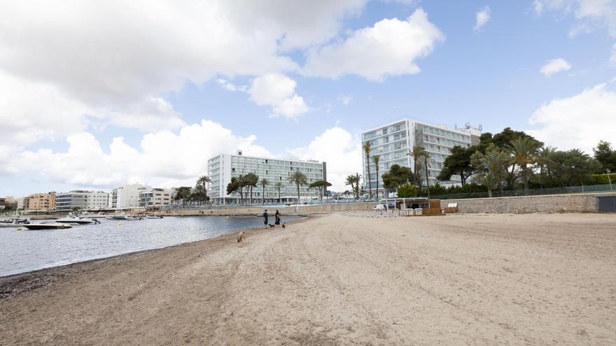 Es Viver, una playa «nueva» en Ibiza para un barrio «abandonado»