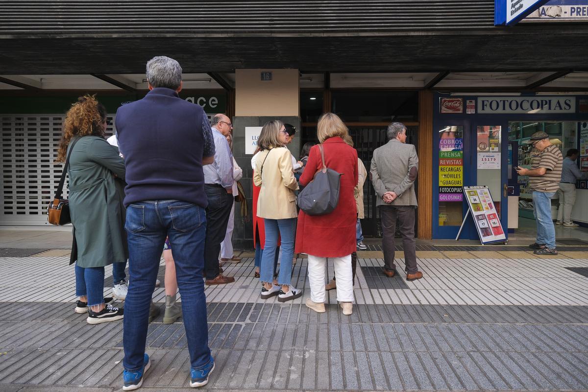 Cola de personas interesadas en acceder a la vivienda.