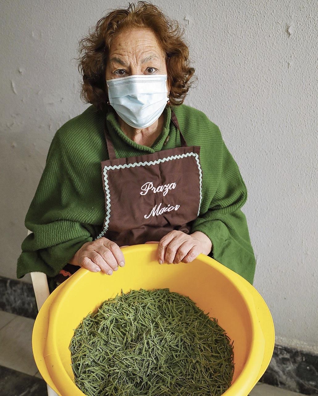 María del Carmen Pérez (Pequecha), alfombrista ponteareá preparando material verde para o tapiz da Praza Maior