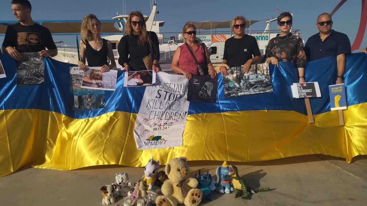 Vecinos de Dénia llegados de Ucrania, ayer, en la concentración en el puerto