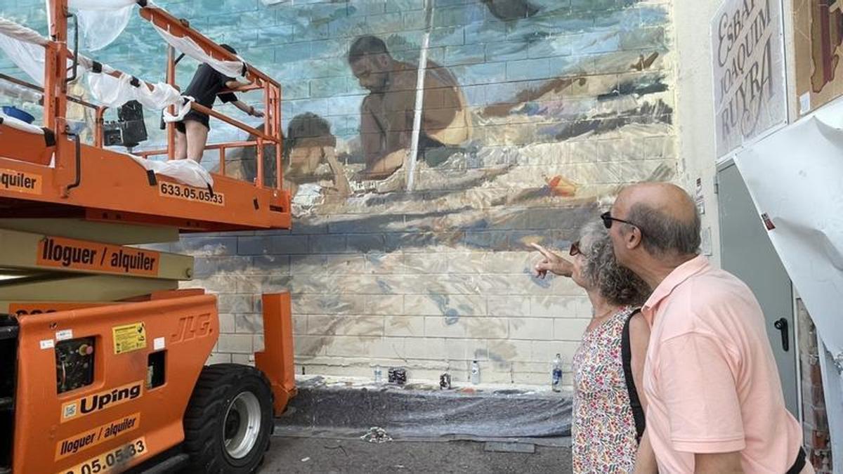 Darrer dia amb l'artista acabant el mural.