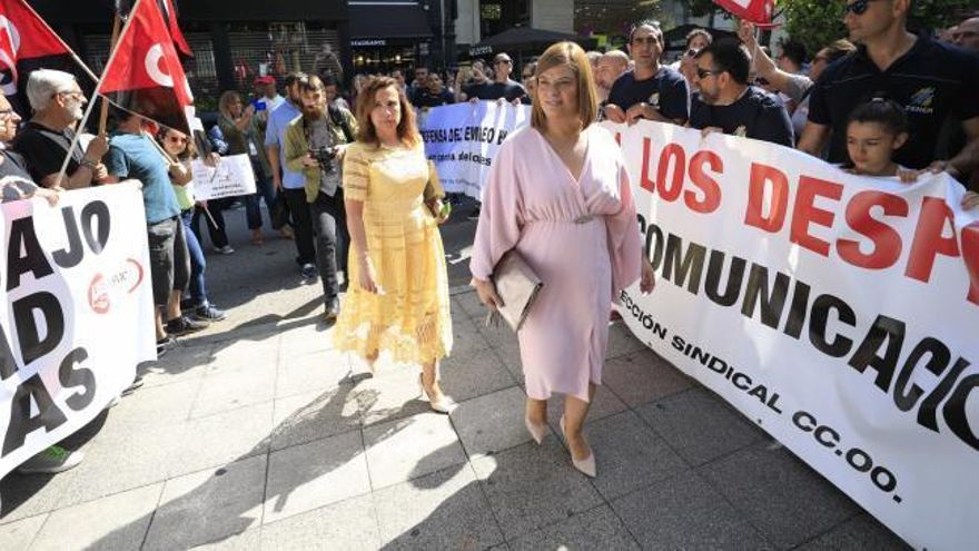 Pitidos y gaitas en la Junta General: los trabajadores de Zener y Telecable llevan sus protestas a las puertas del Parlamento regional