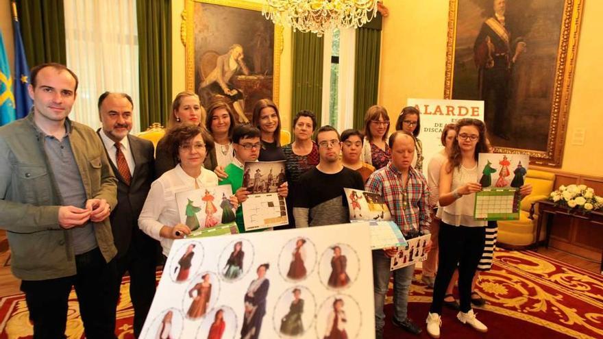 Miembros de la escuela de arte Alarde, junto a Eva Illán, Clara González y otros miembros de la Corporación municipal, ayer, en el salón de recepciones del Ayuntamiento.